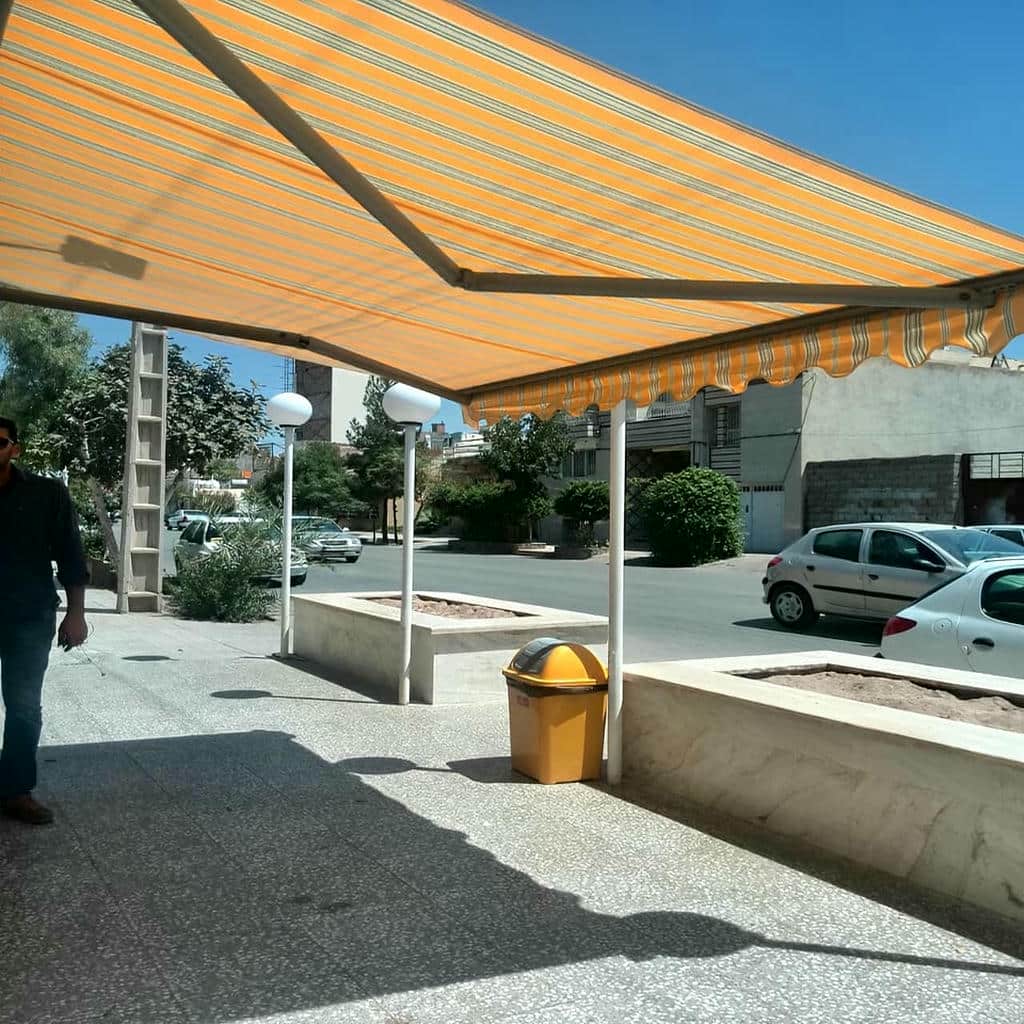سایبان برقی نصب شده در تراس مسکونی با قاب فلزی