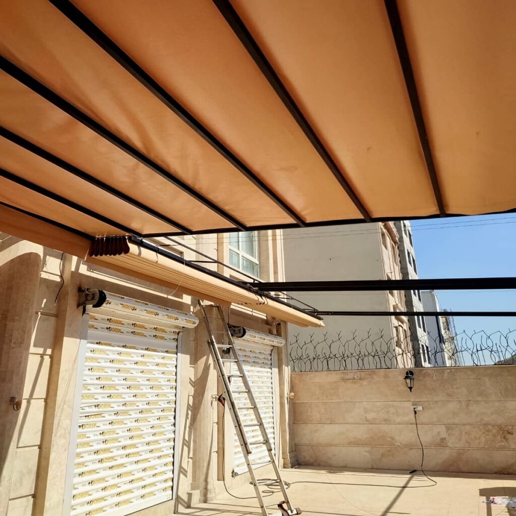 سایبان برقی کم عرض روی دیوار سرامیکی