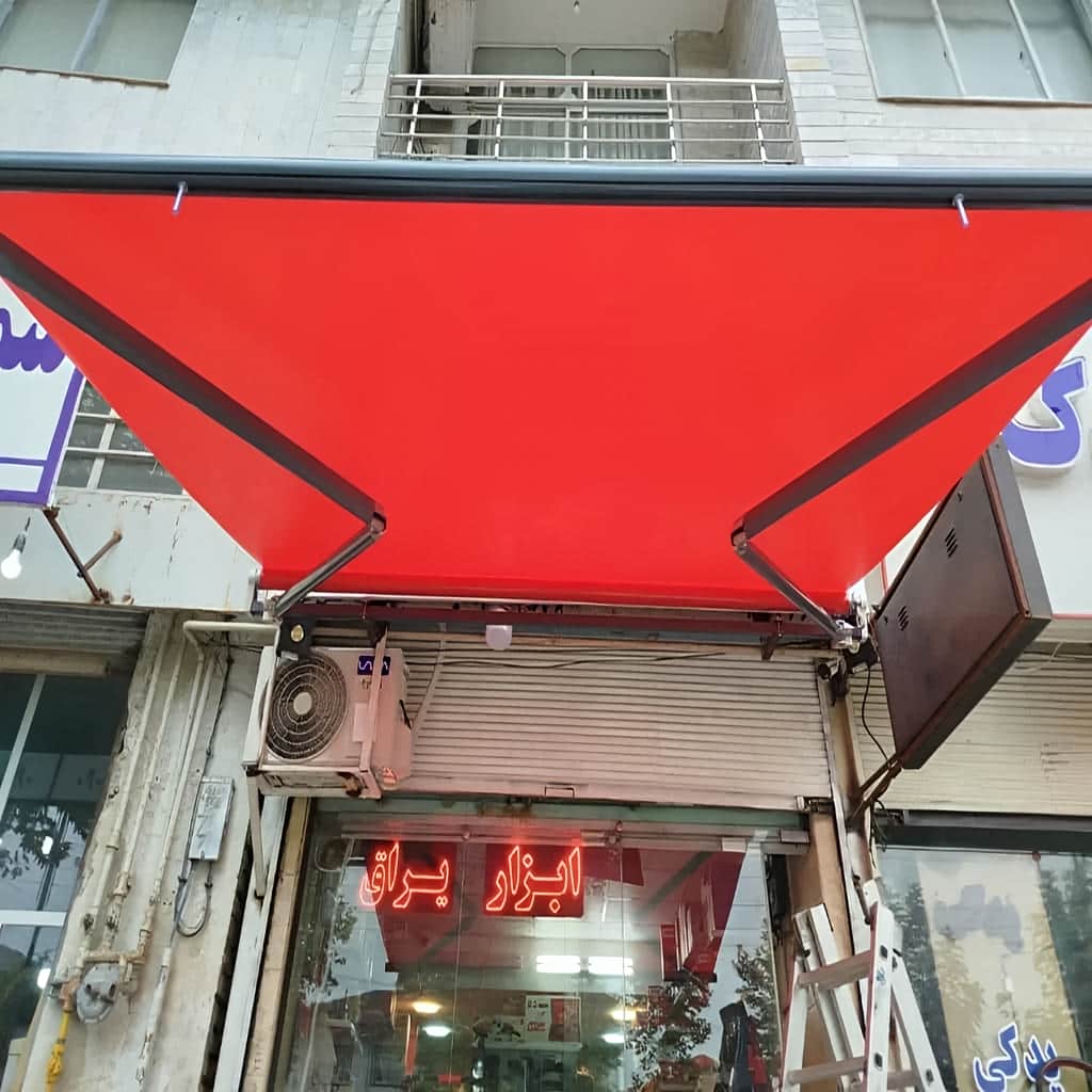 سایه بان متحرک طوسی کنار دیوار سنگ تراورتن