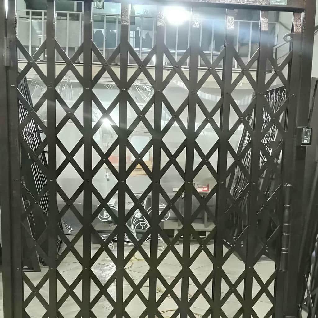 شبکه فلزی لوزی با پوشش طوسی کنار چارچوب شبکه فلزی لوزی با پوشش طوسی کنار چارچوب