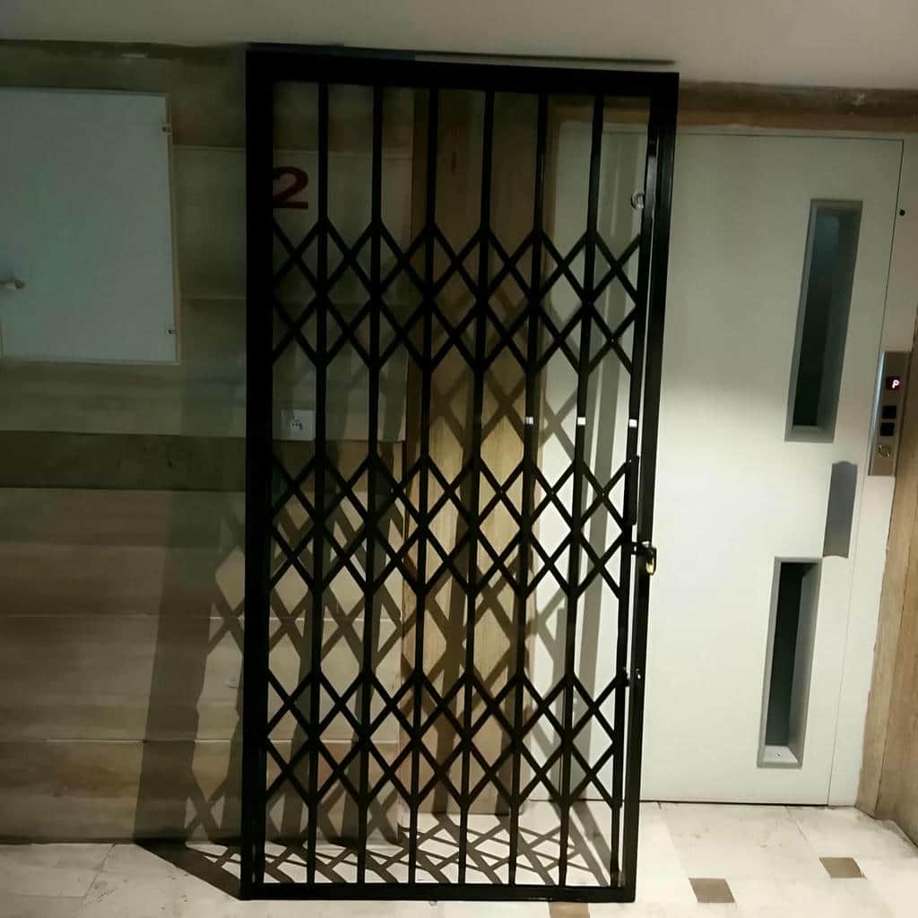 شبکه لوزی آهنی با رنگ طوسی تیره