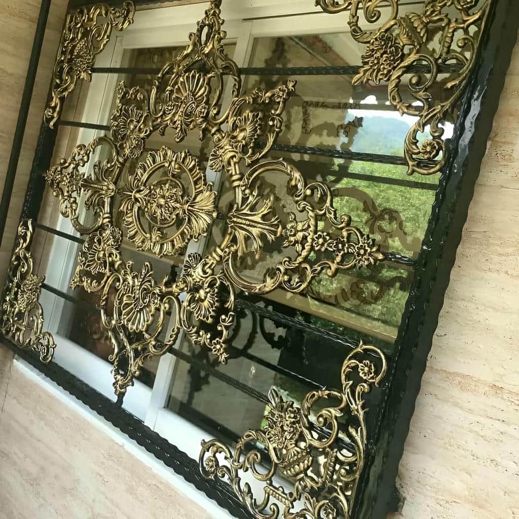 قاب فلزی محافظ پنجره رو به راه عبور ساکنان