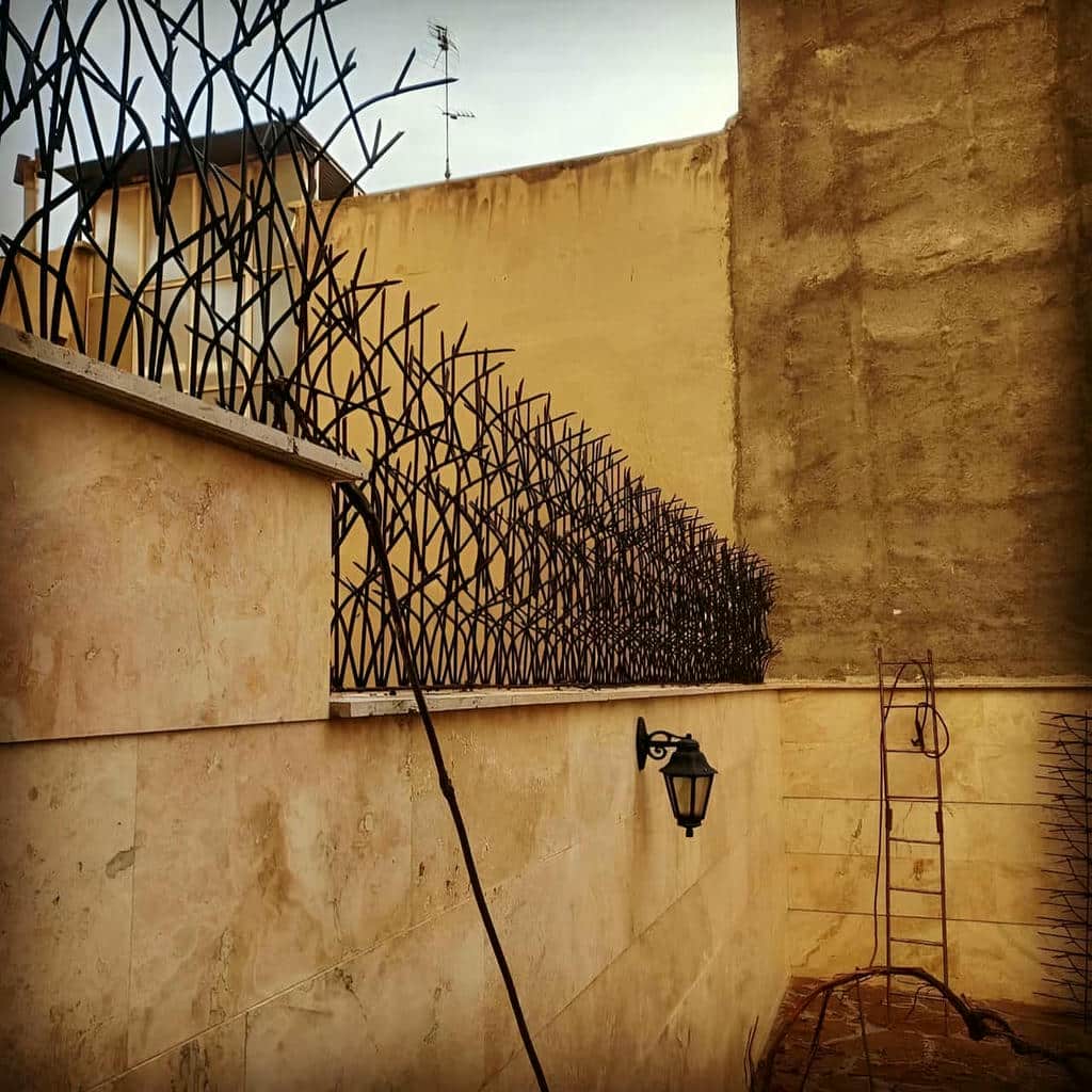 محافظ آهنی روی دیوار نزدیک مسیر خدماتی