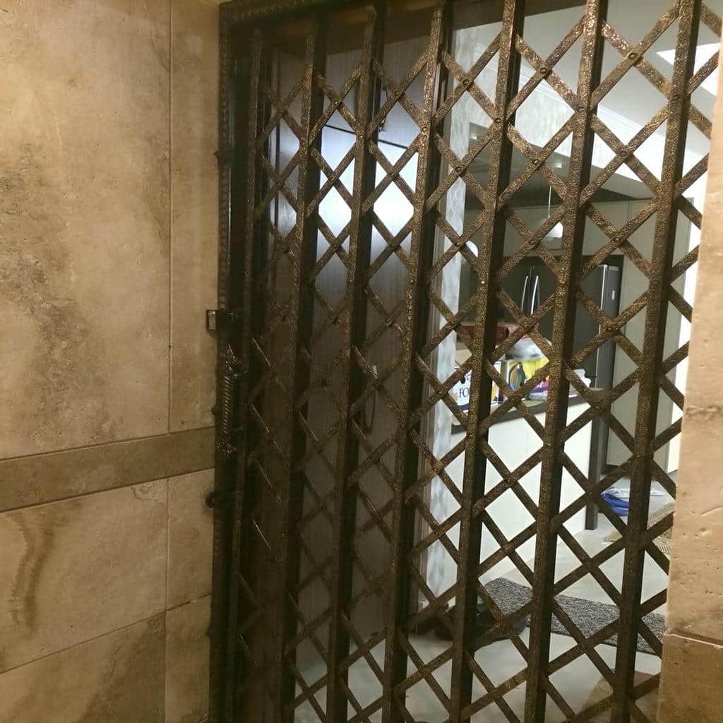 محافظ تاشوی سفید روی دهانه باریک ورودی