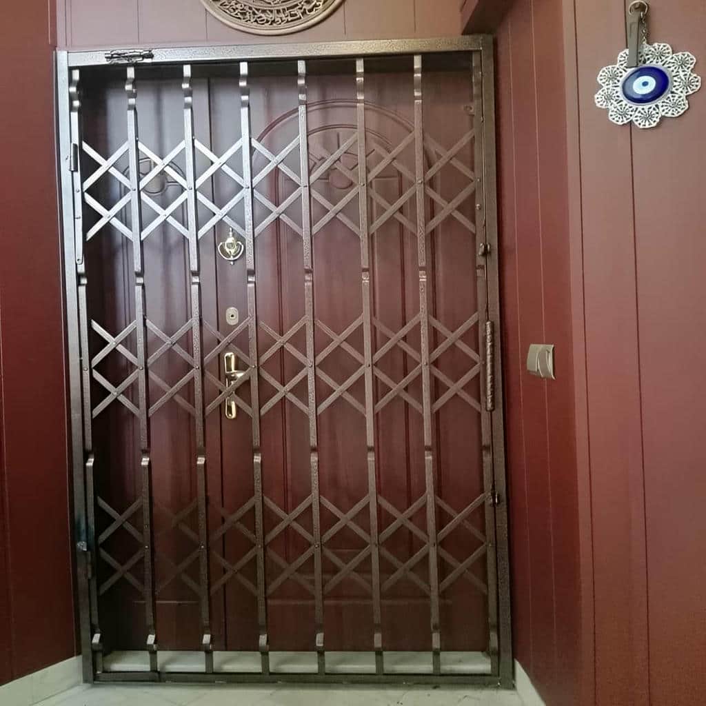 محافظ درب ورودی با قفل و ریل فلزی