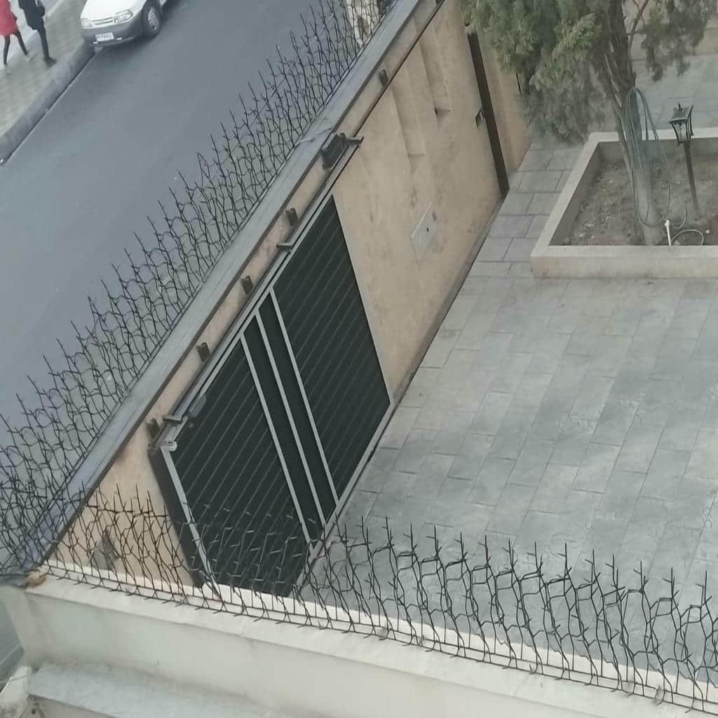 محافظ روی دیوار با پوشش تیره در محوطه تجاری