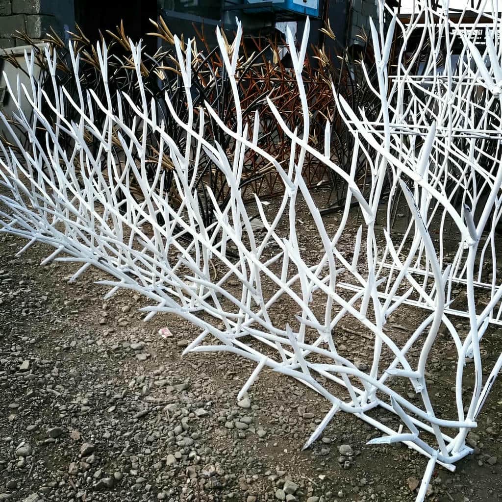 محافظ سرنیزه ای آهنی کنار محوطه