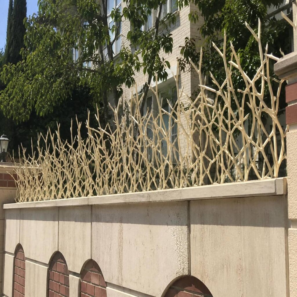 محافظ فلزی روی دیوار کارگاه کنار مسیر پیاده محافظ فلزی روی دیوار کارگاه کنار مسیر پیاده