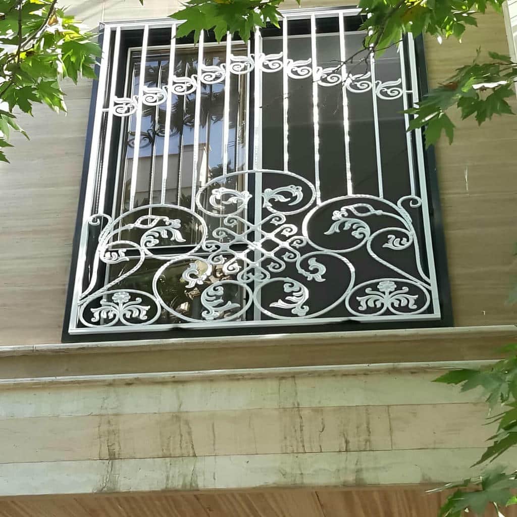 محافظ فلزی سفید برای پنجره آشپزخانه