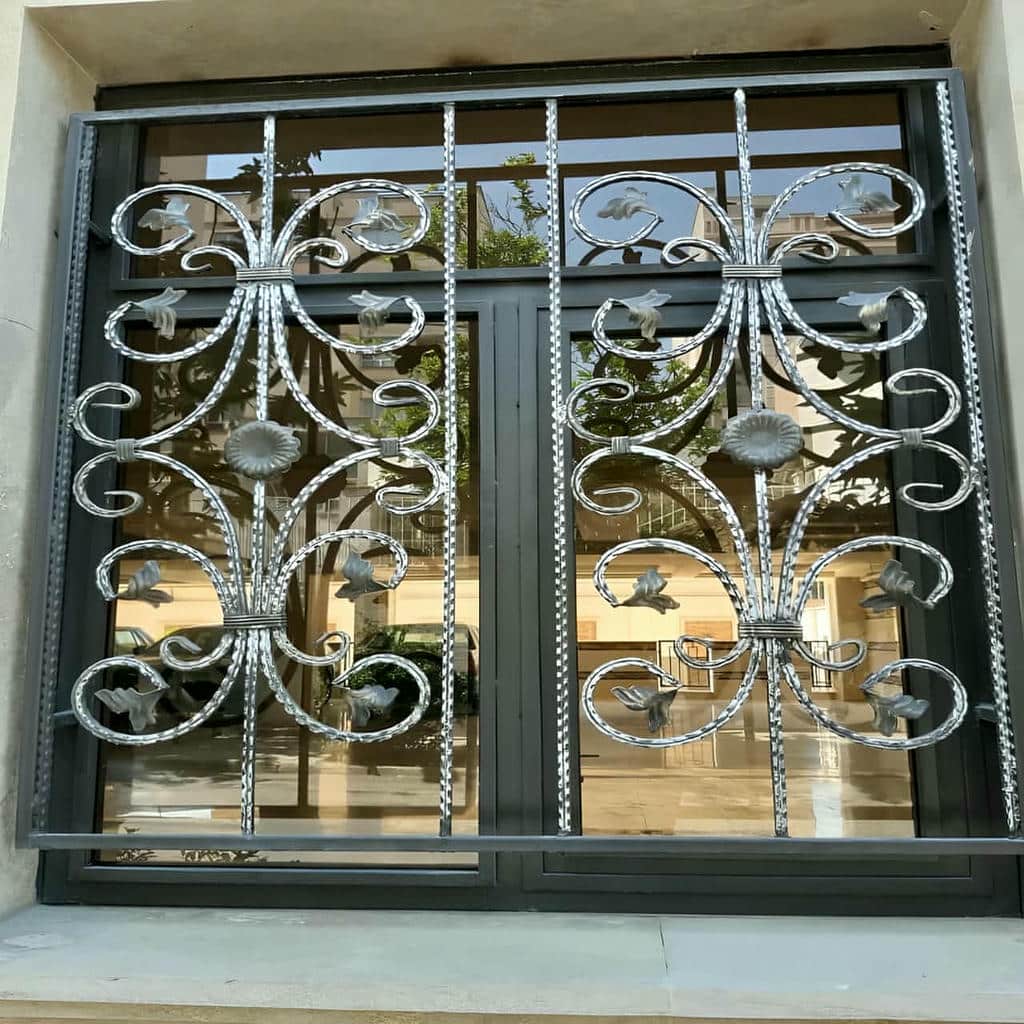 محافظ پنجره طبقه همکف با میله عمودی