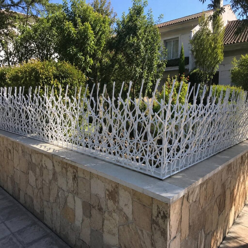 نرده آهنی مشکی روی حصار انبار روباز