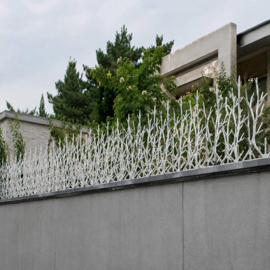 نرده آهنی مشکی روی حصار انبار روباز