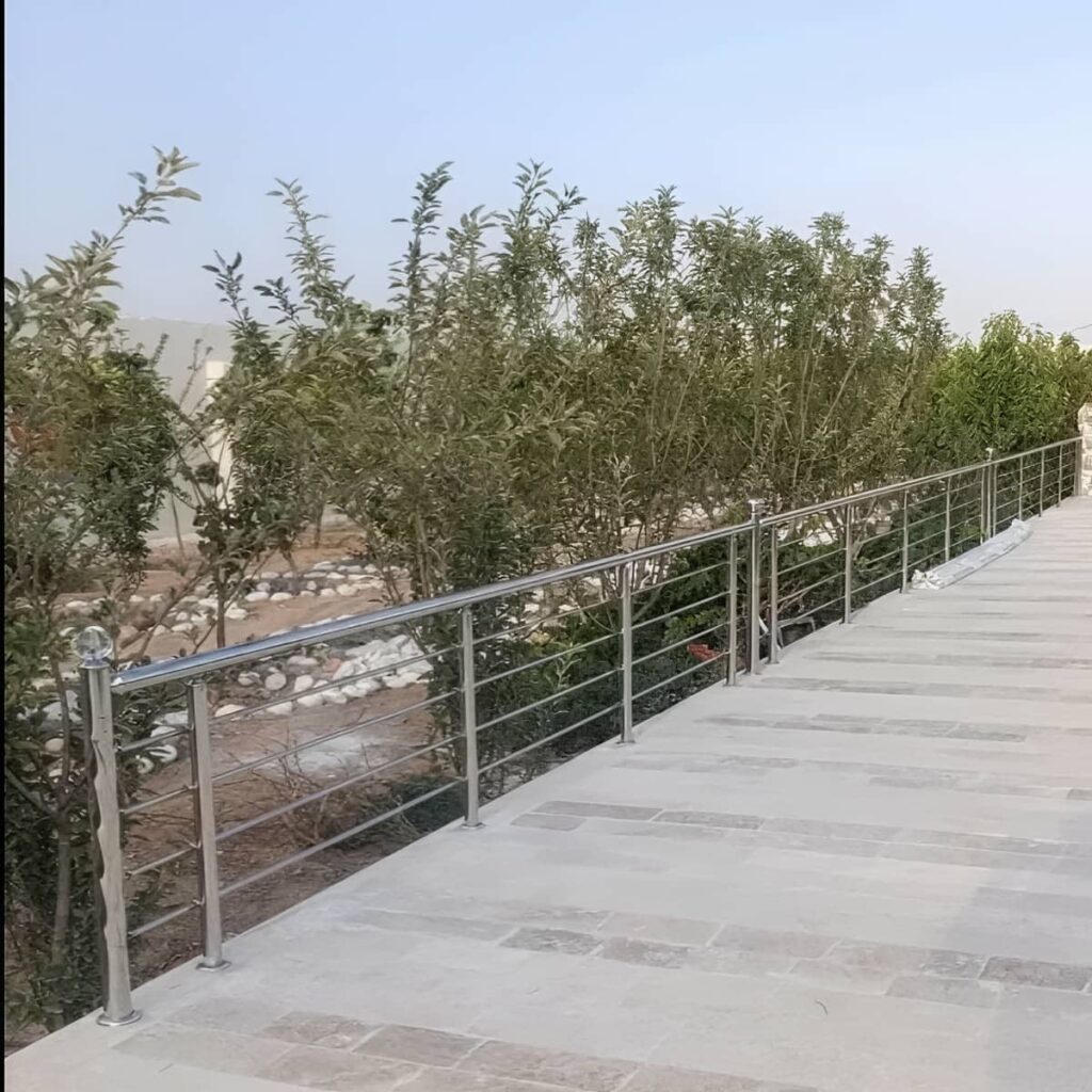 نرده بالکن استیل برس خورده در ساختمان نوساز نرده بالکن استیل برس خورده در ساختمان نوساز