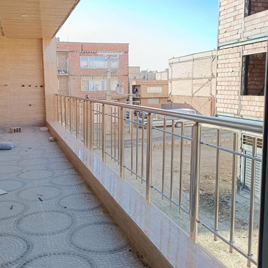نرده بالکن استیل ساده کنار نما در استان کردستان