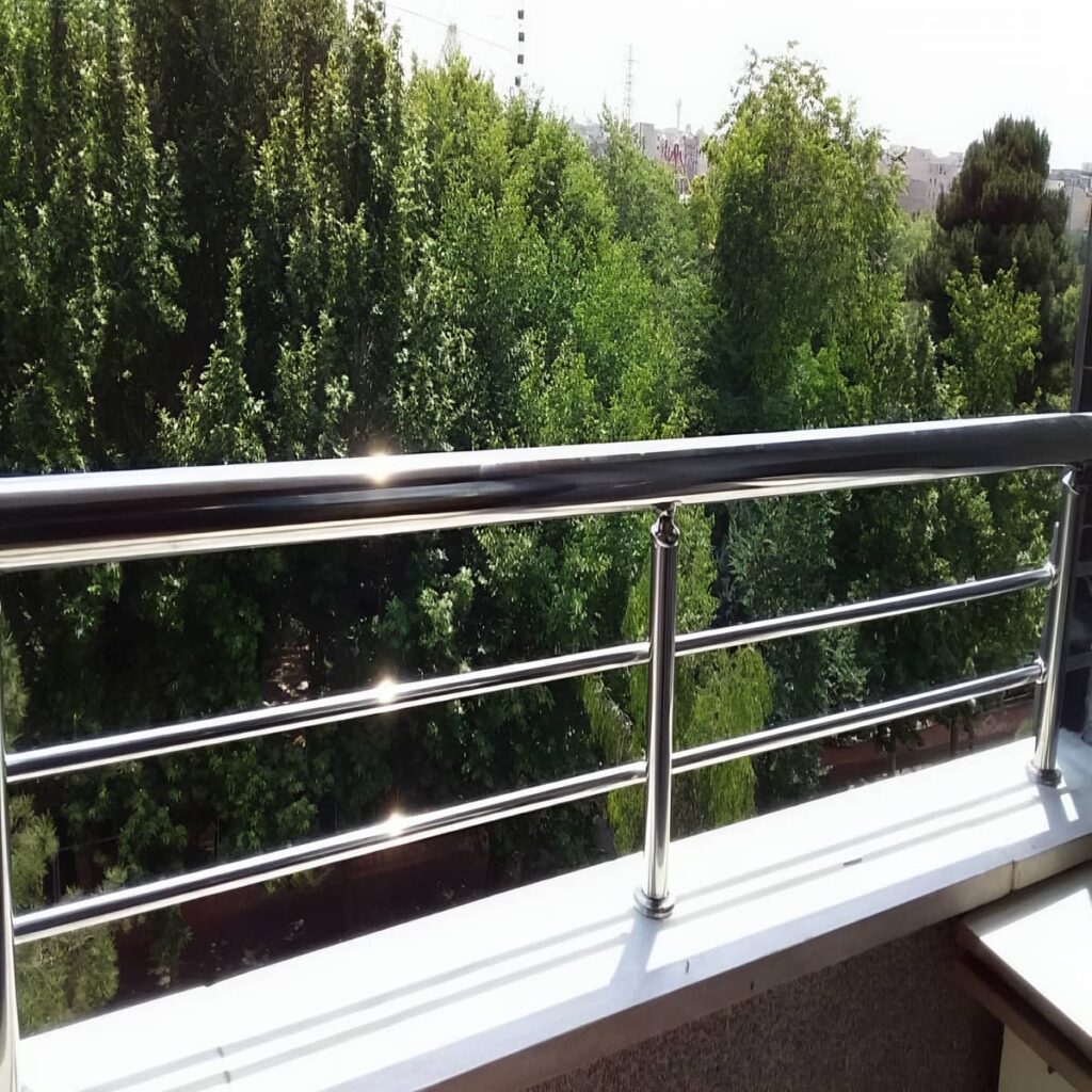 نرده بالکن استیل کنار نمای روشن گرگان