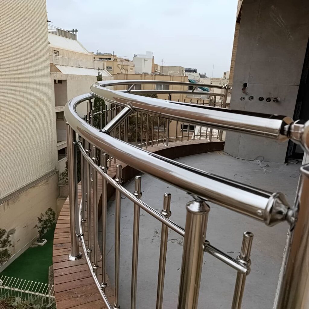 نرده بالکن استیل کنار نمای روشن