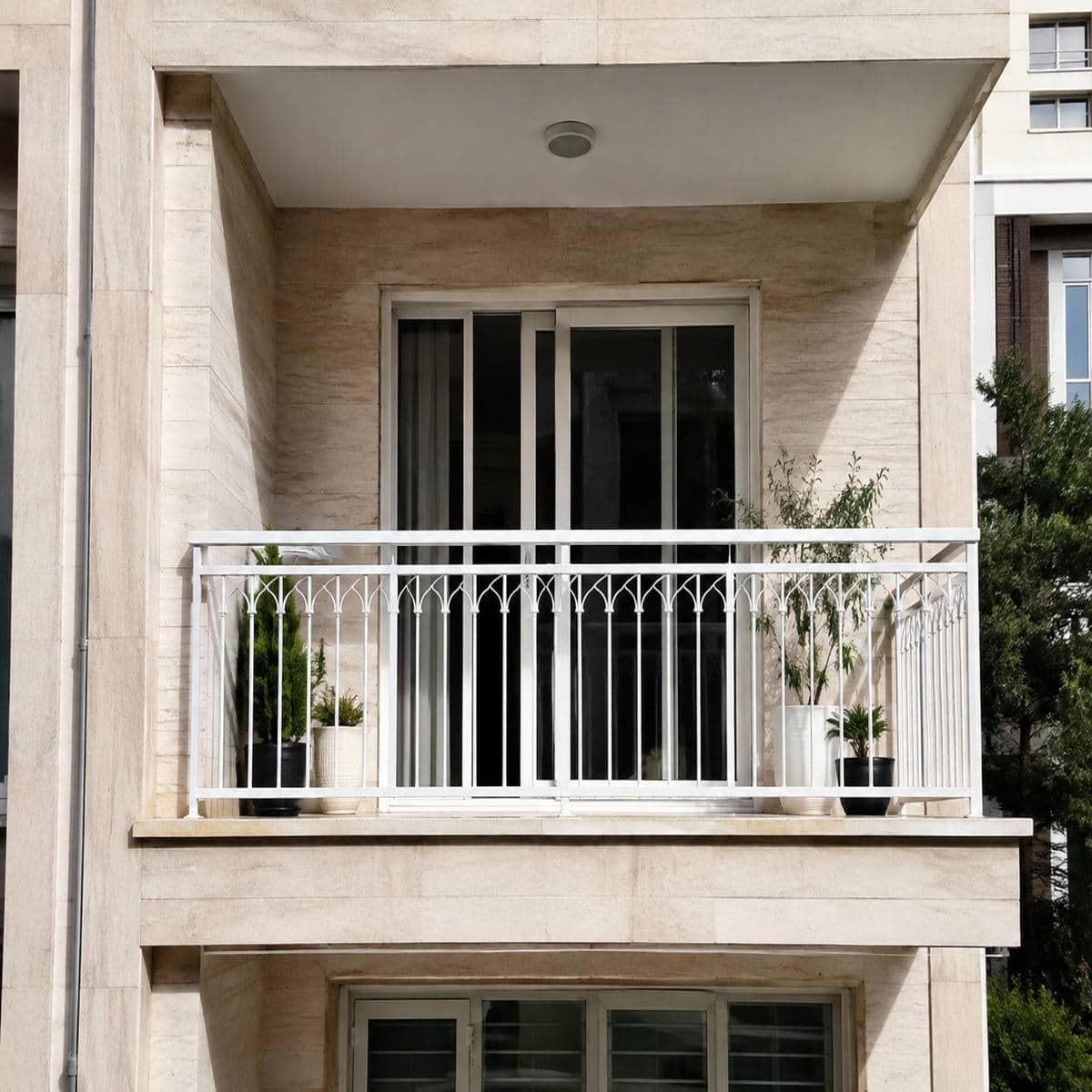 نرده بالکن فرفورژه مشکی روی ایوان سنگی اهواز