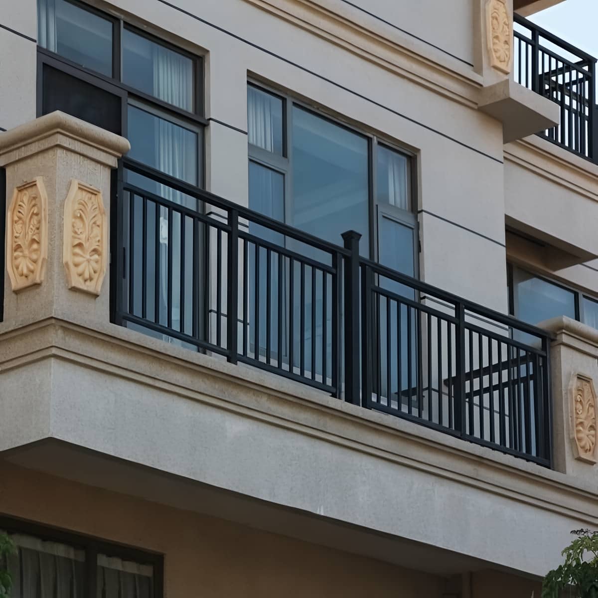 نرده بالکن فلزی در استان گلستان با رنگ تیره