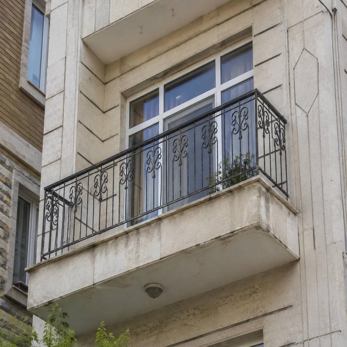 نرده بالکن قوسی با قاب برنزی در تبریز