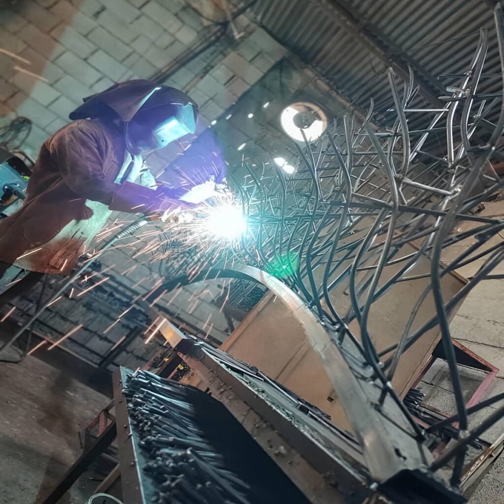 نرده دیواری ساده بر فراز حصار انبار استان قم