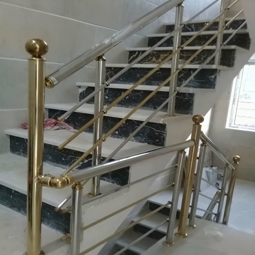 نرده راه پله استیل براق برای پاگرد روشن