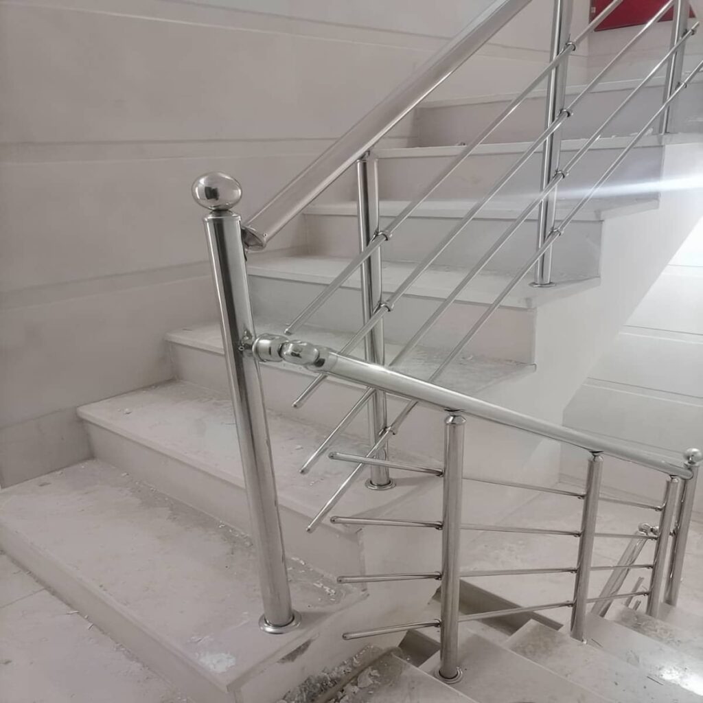 نرده راه پله استیل مات در ورودی ساختمان
