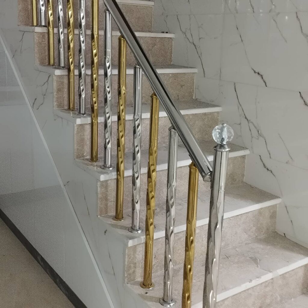 نرده راه پله استیل کنار دیوار روشن