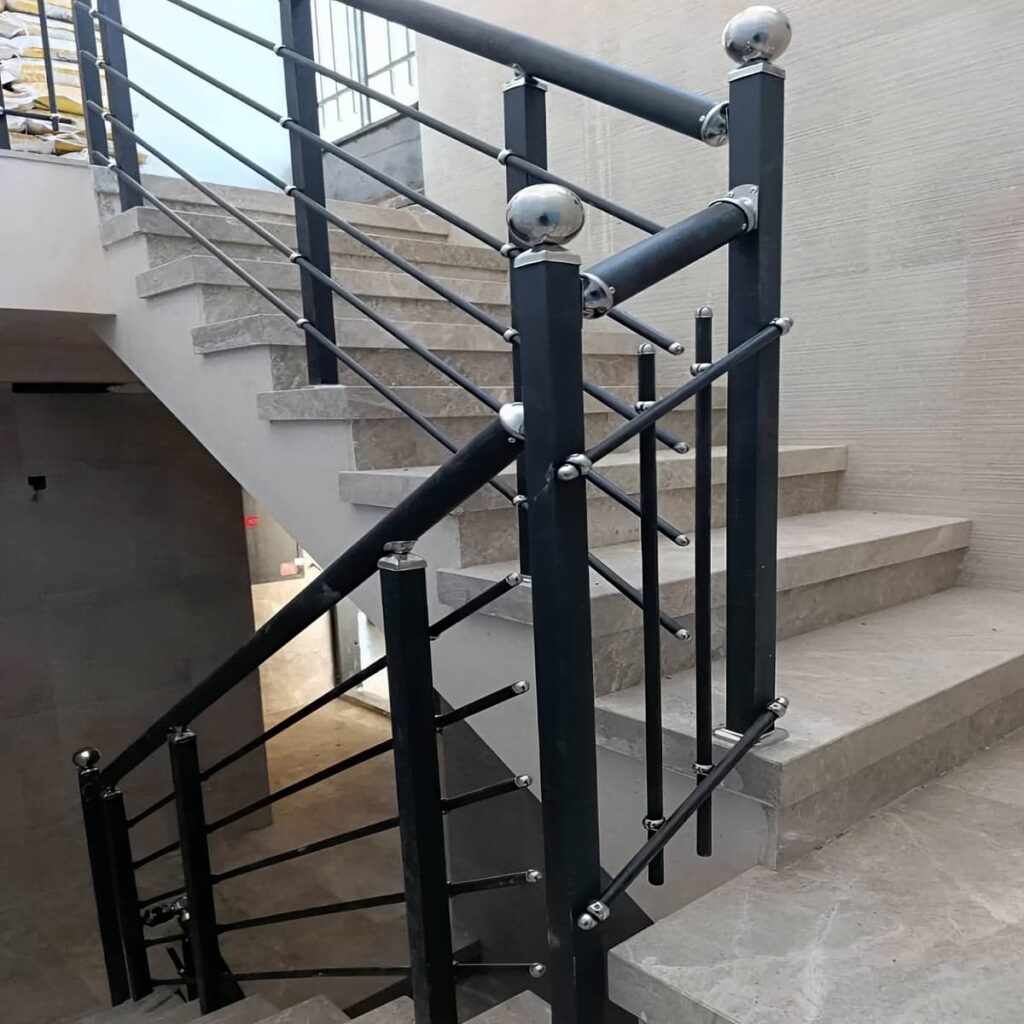 نرده راه پله استیل کنار دیوار روشن