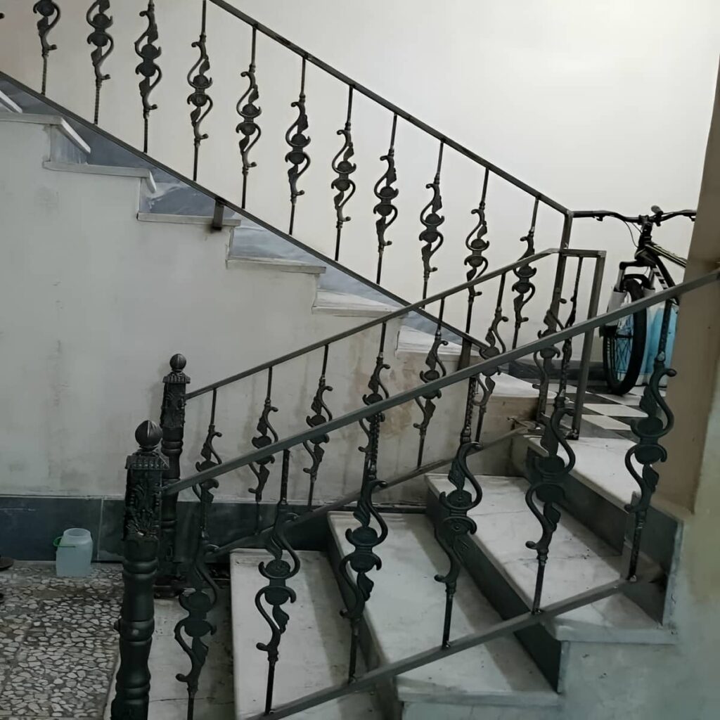 نرده راه پله با دستگیره چوبی گرد در نشیمن
