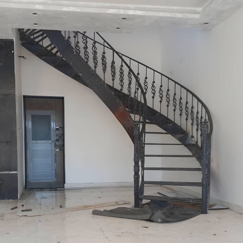 نرده راه پله با دست انداز چوبی در استان تهران نرده راه پله با دست انداز چوبی در استان تهران