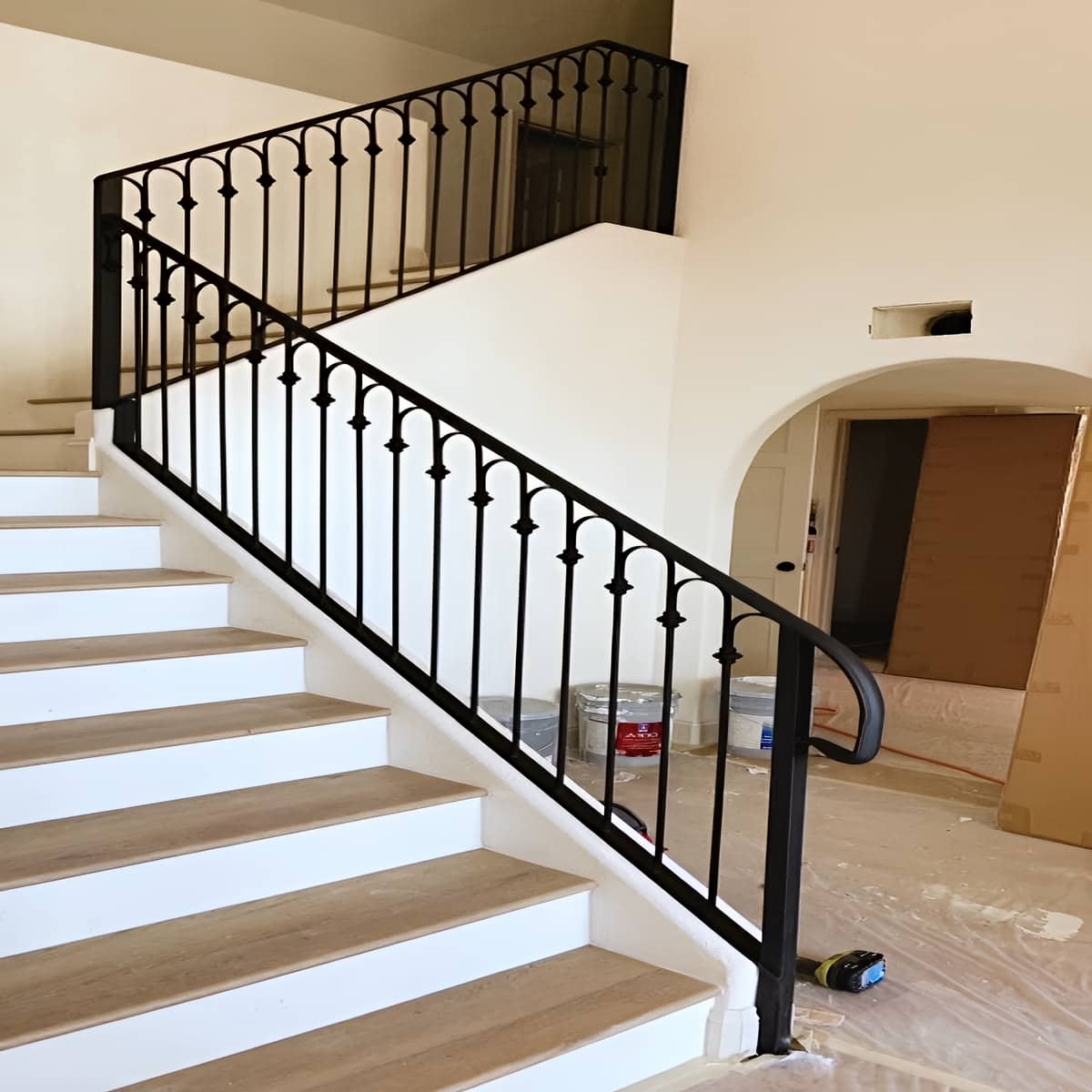 نرده راه پله برنزی کنار پله مرمری دوبلکس تبریز