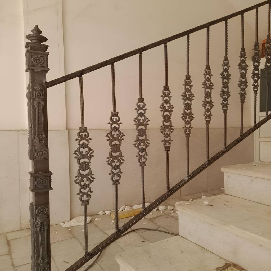 نرده راه پله سفارشی کنار مسیر پله سنگی