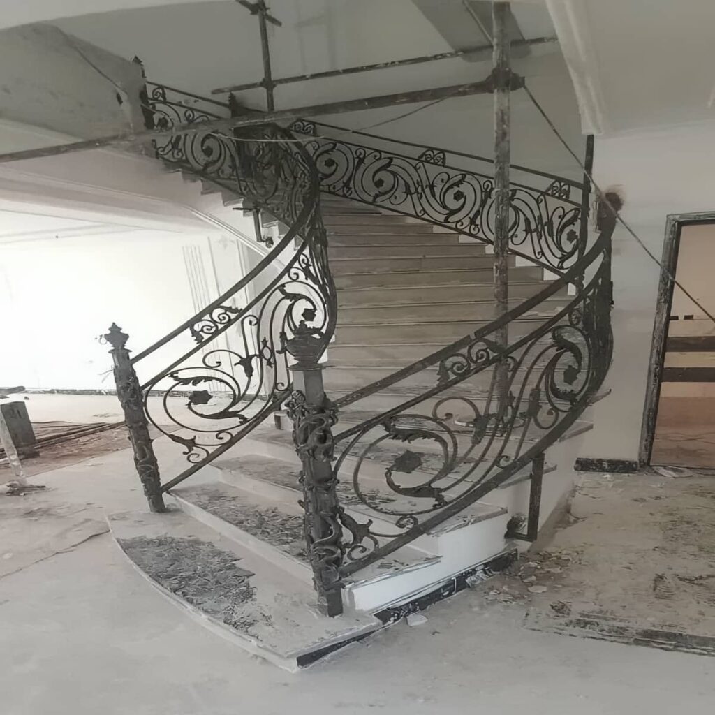 نرده راه پله فرفورژه کنار پله سنگی استان کرمان