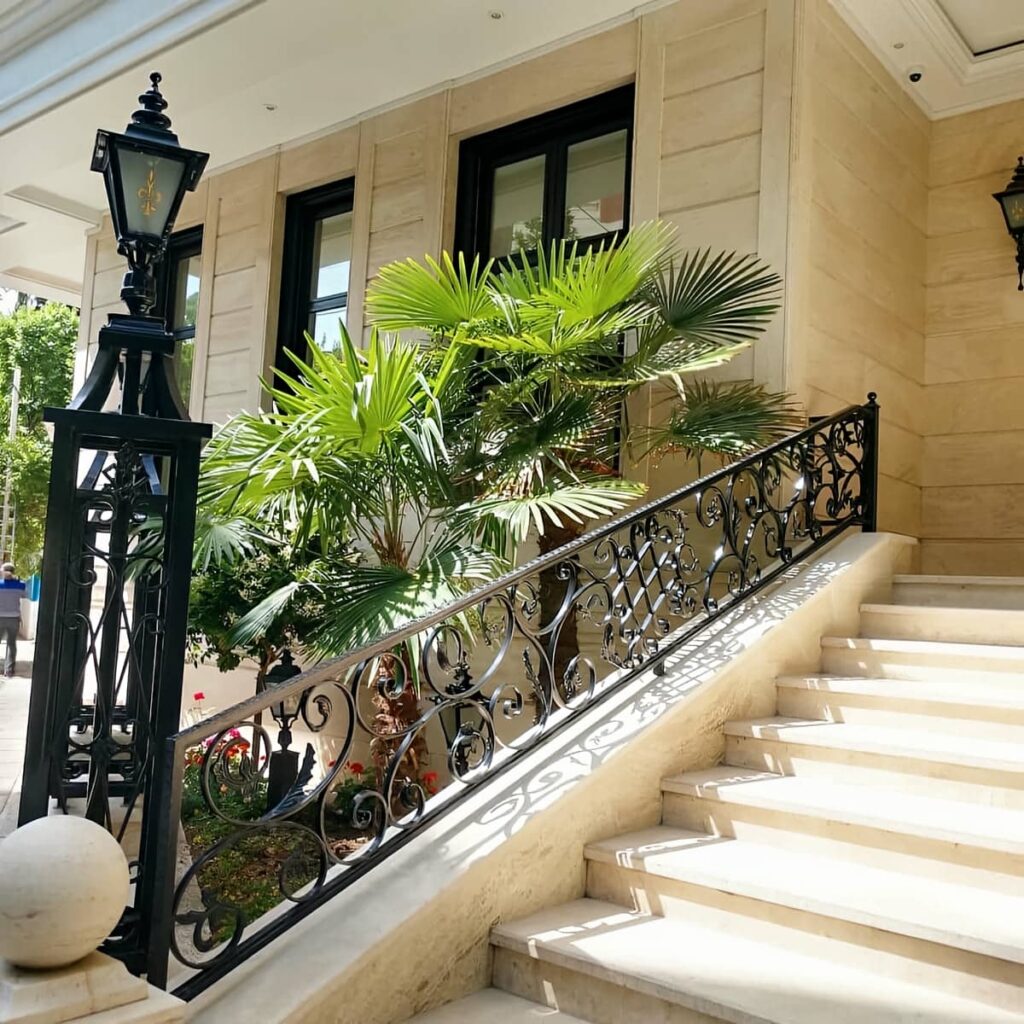 نرده راه پله مدرن کنار دیوار روشن