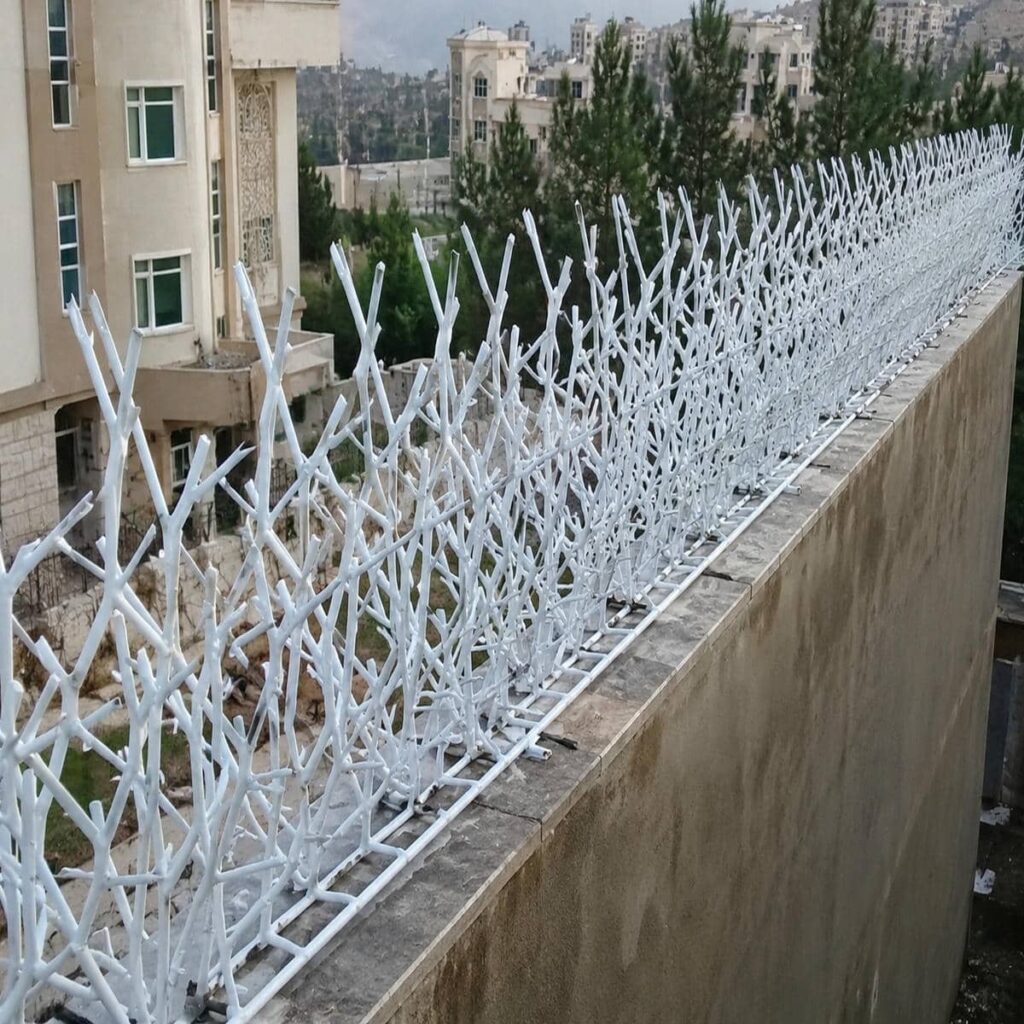نرده روی دیوار با فرم شاخه‌ای فلزی