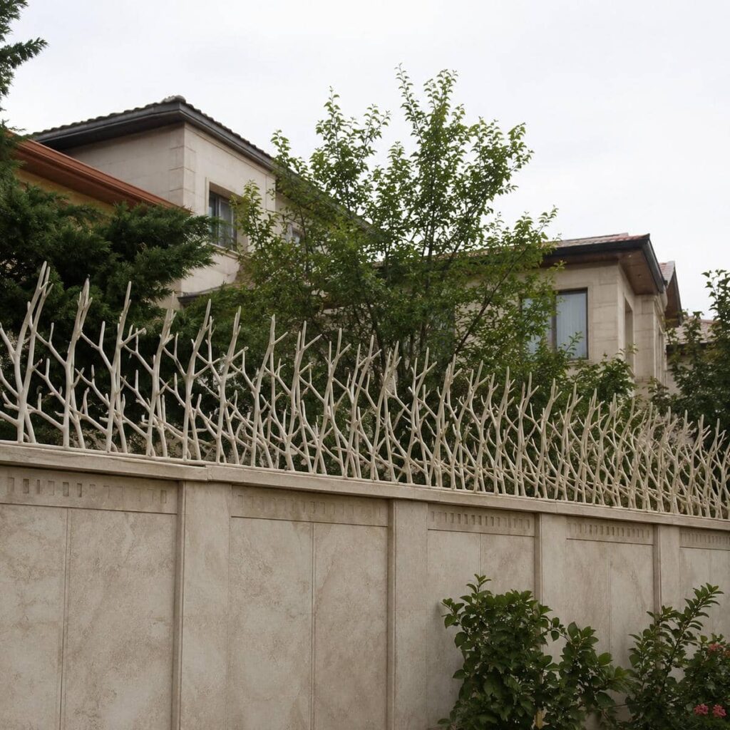 نرده روی دیوار با فرم نوک تیز برای محوطه مسکونی نرده روی دیوار با فرم نوک تیز برای محوطه مسکونی