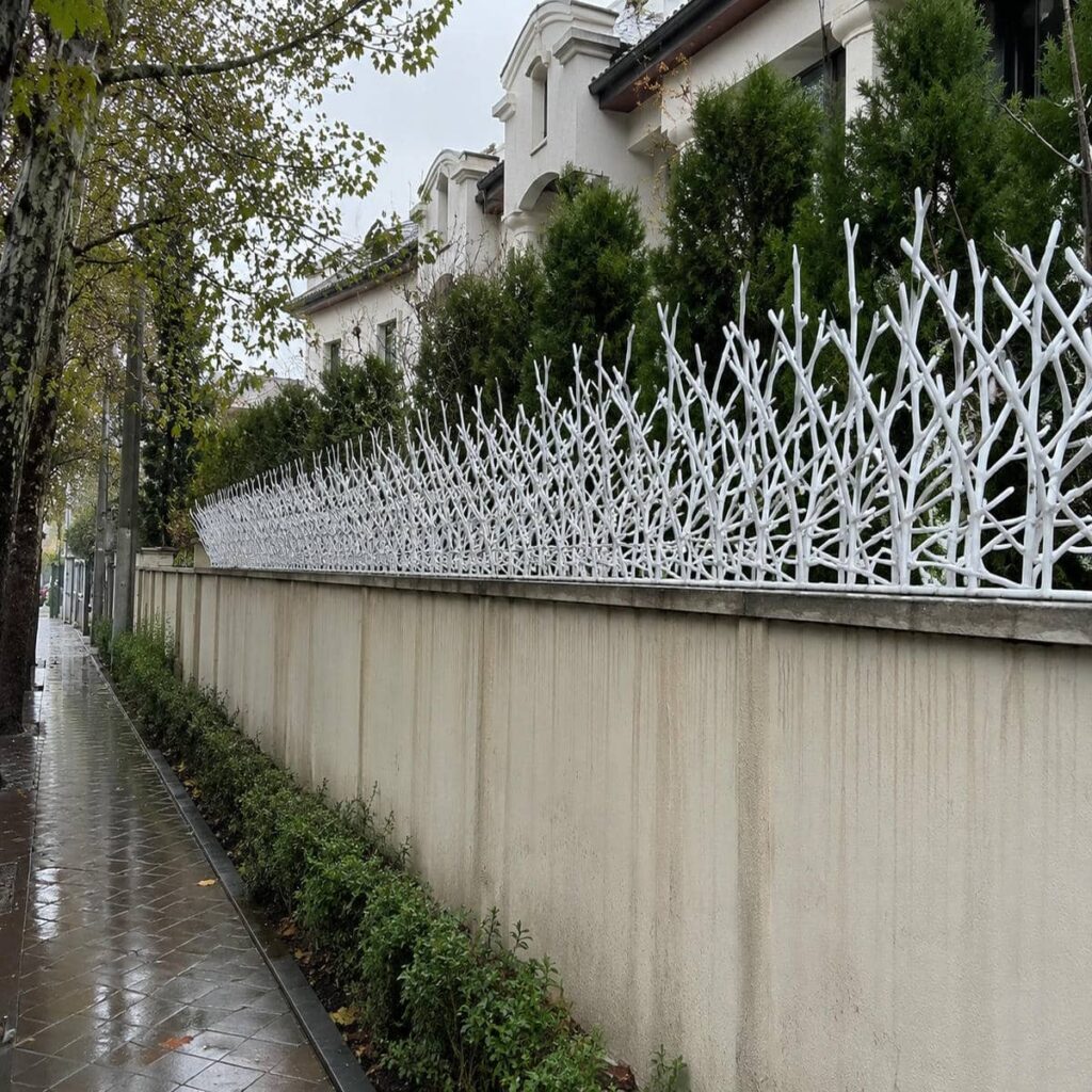 نرده روی دیوار با پوشش مشکی اردبیل