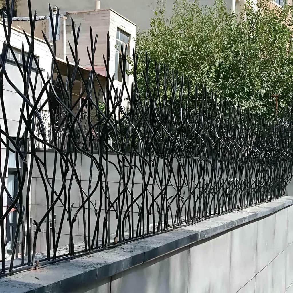نرده روی دیوار برای مرزبندی محوطه پارکینگ استان یزد نرده روی دیوار برای مرزبندی محوطه پارکینگ استان یزد