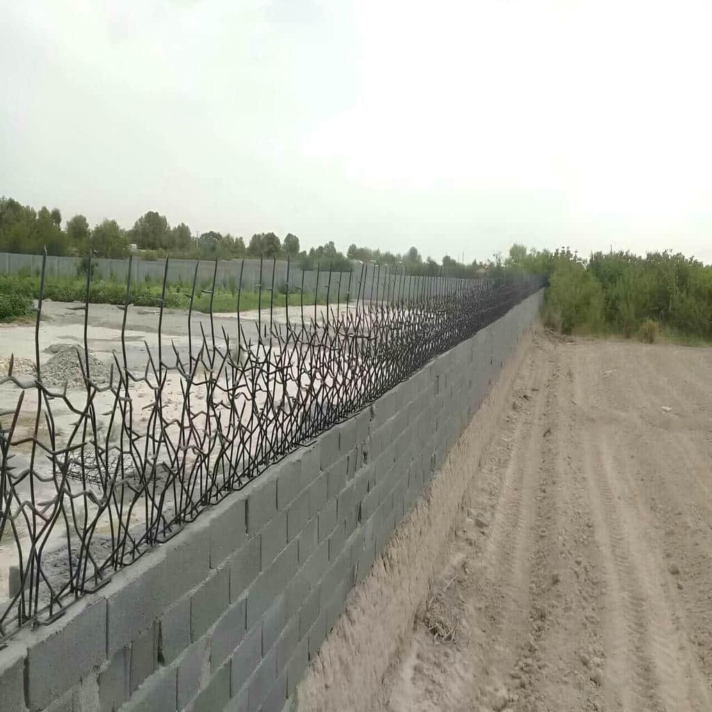 نرده روی دیوار سرنیزه ای در امتداد محوطه اهواز