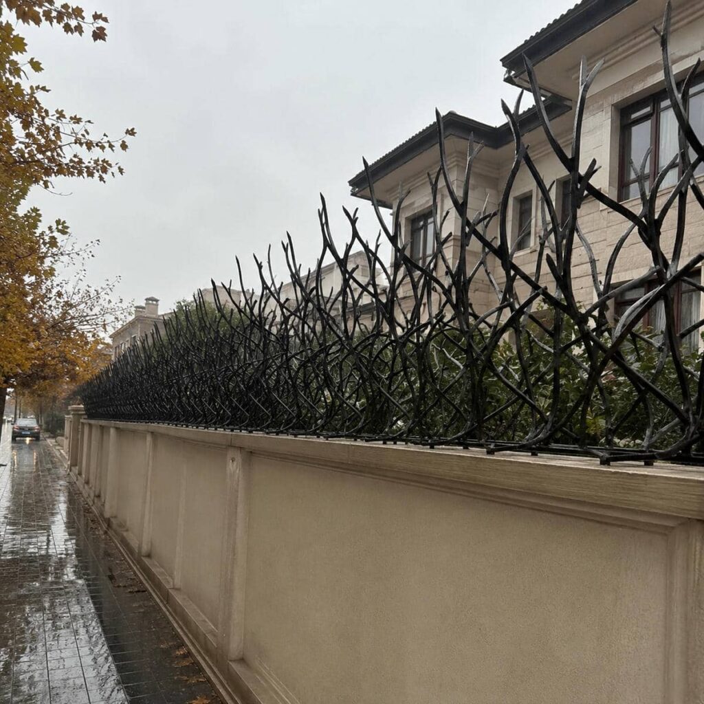 نرده روی دیوار محوطه باغ با تراکم متناسب
