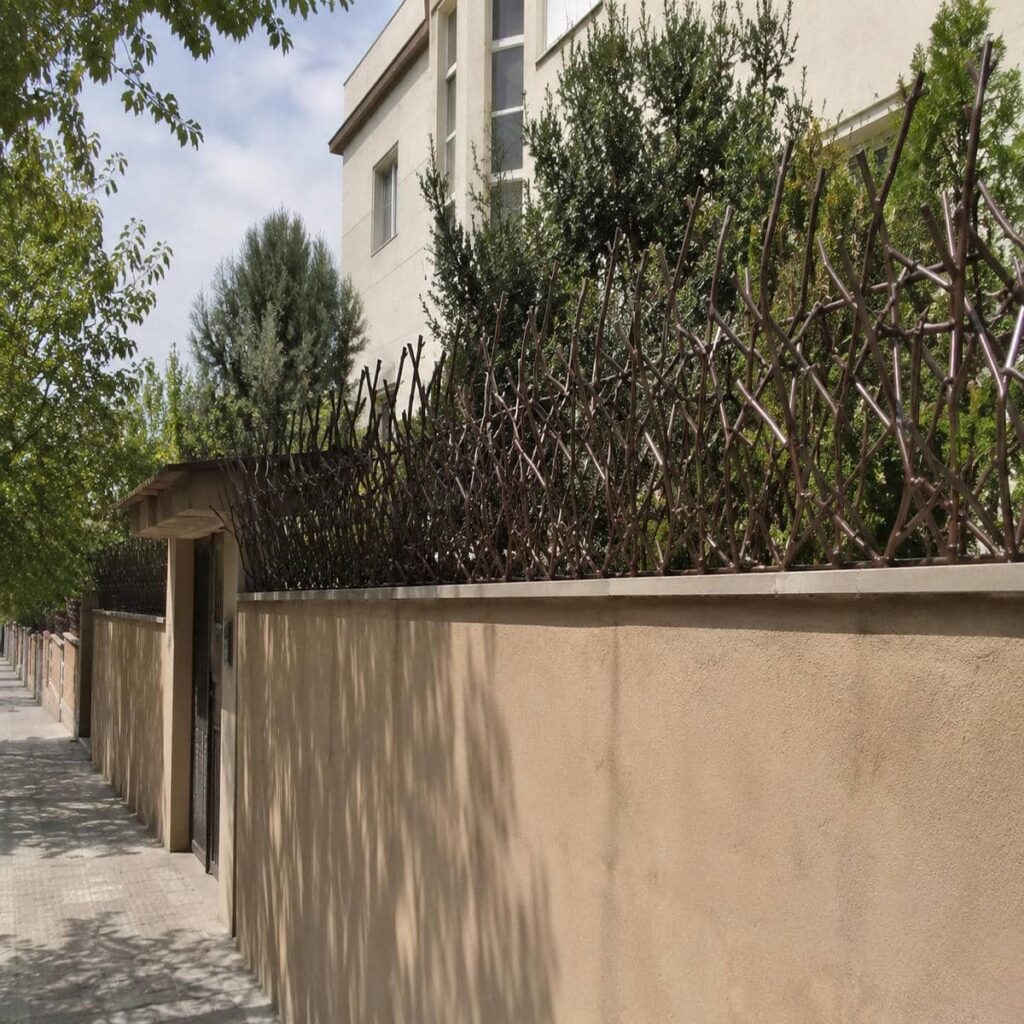 نرده سرنیزه ای کنار ایوان سنگی بازسازی شده