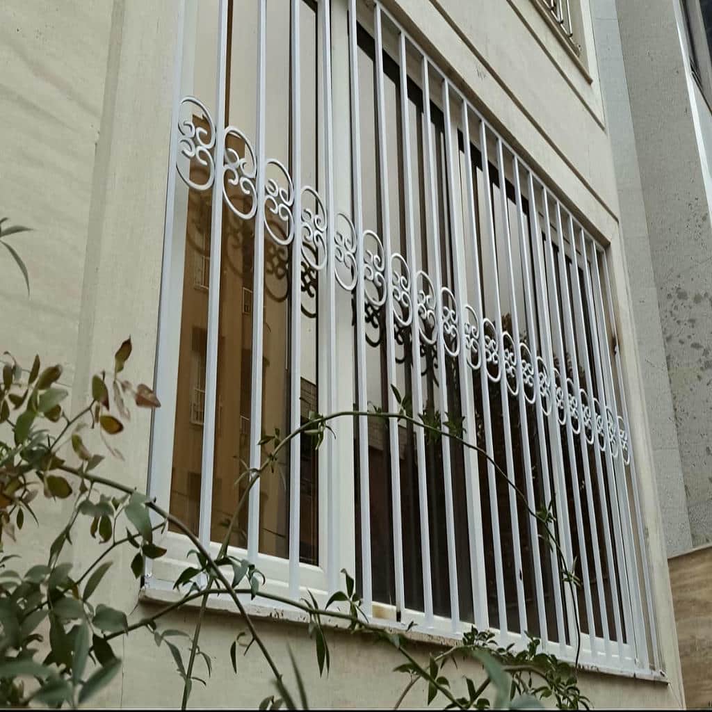 نرده فلزی سفارشی کنار دیوار تراورتن روشن