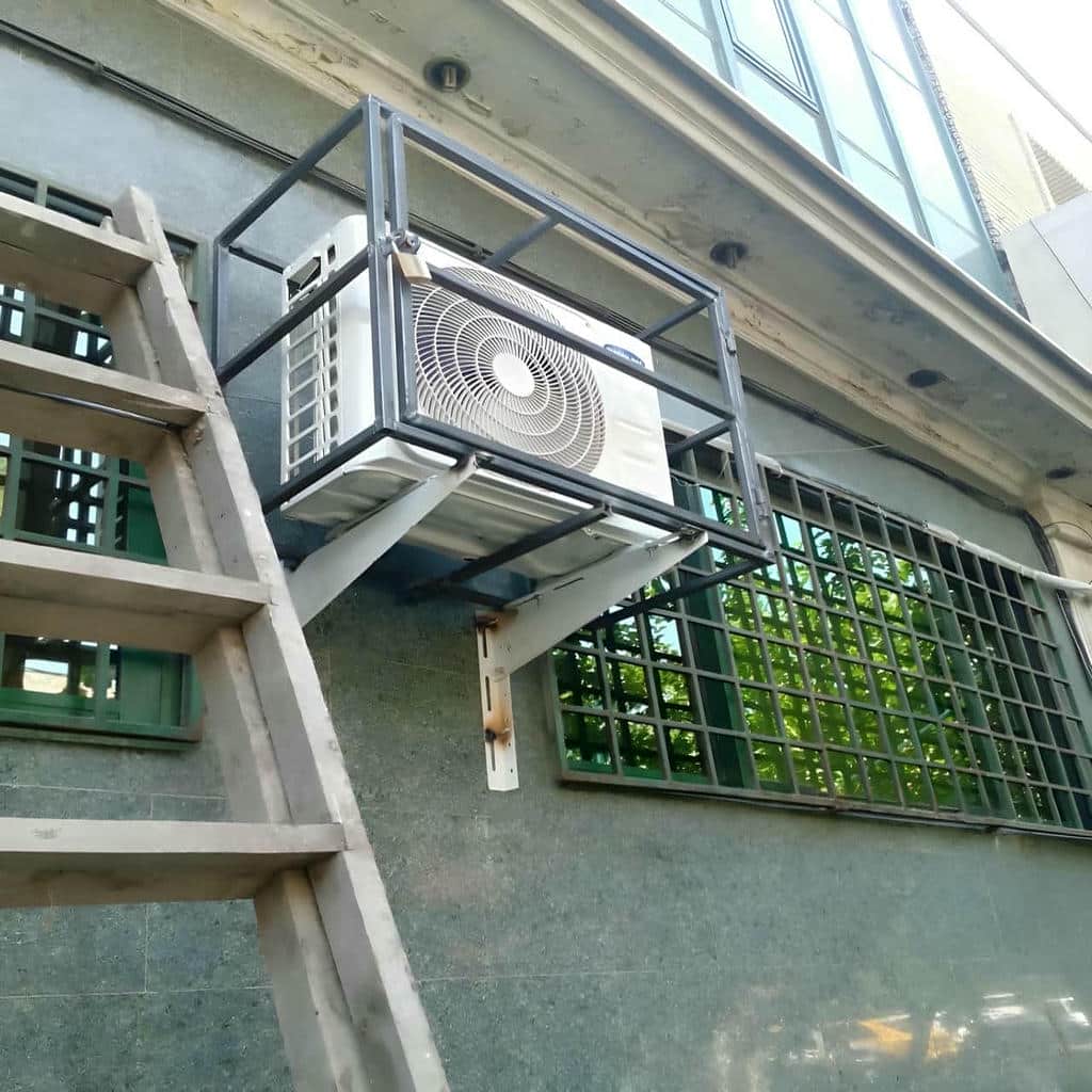 نرده فلزی پنجره کنار مسیر تردد حیاط