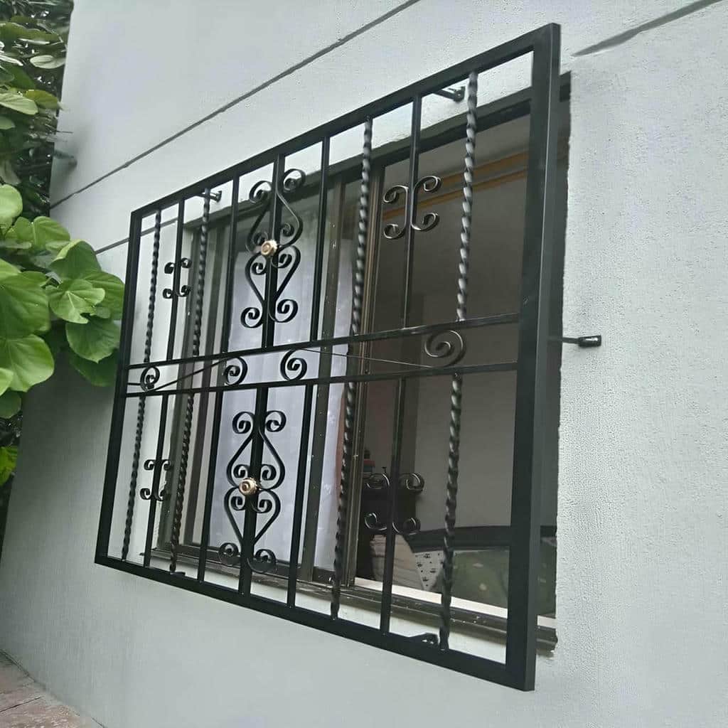نرده پنجره آهنی با میله های عمودی مشکی