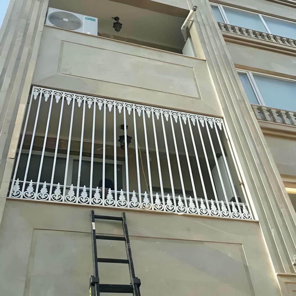 نرده پنجره با خطوط افقی در جبهه آفتاب گیر ساختمان