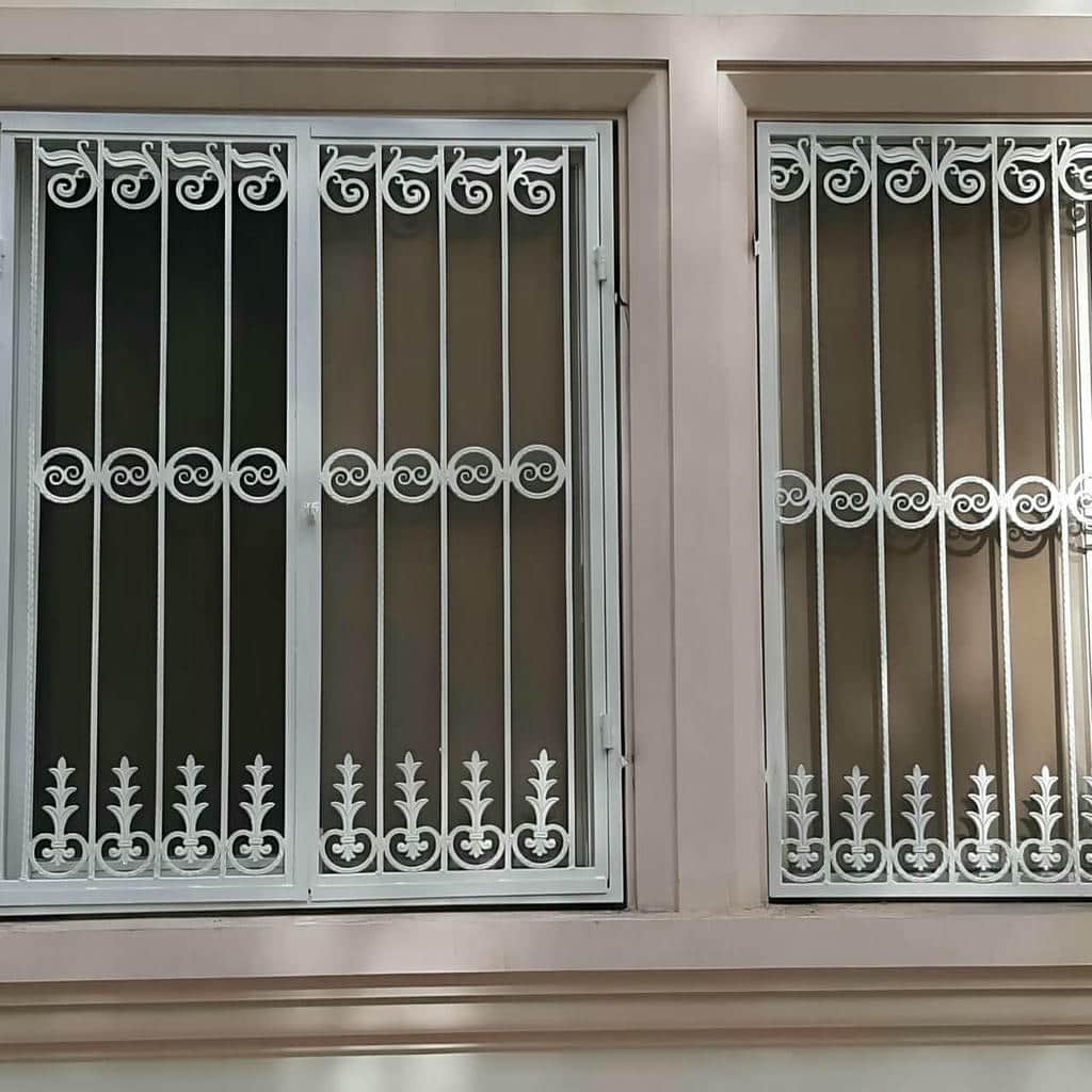 نرده پنجره ساده با خطوط عمودی