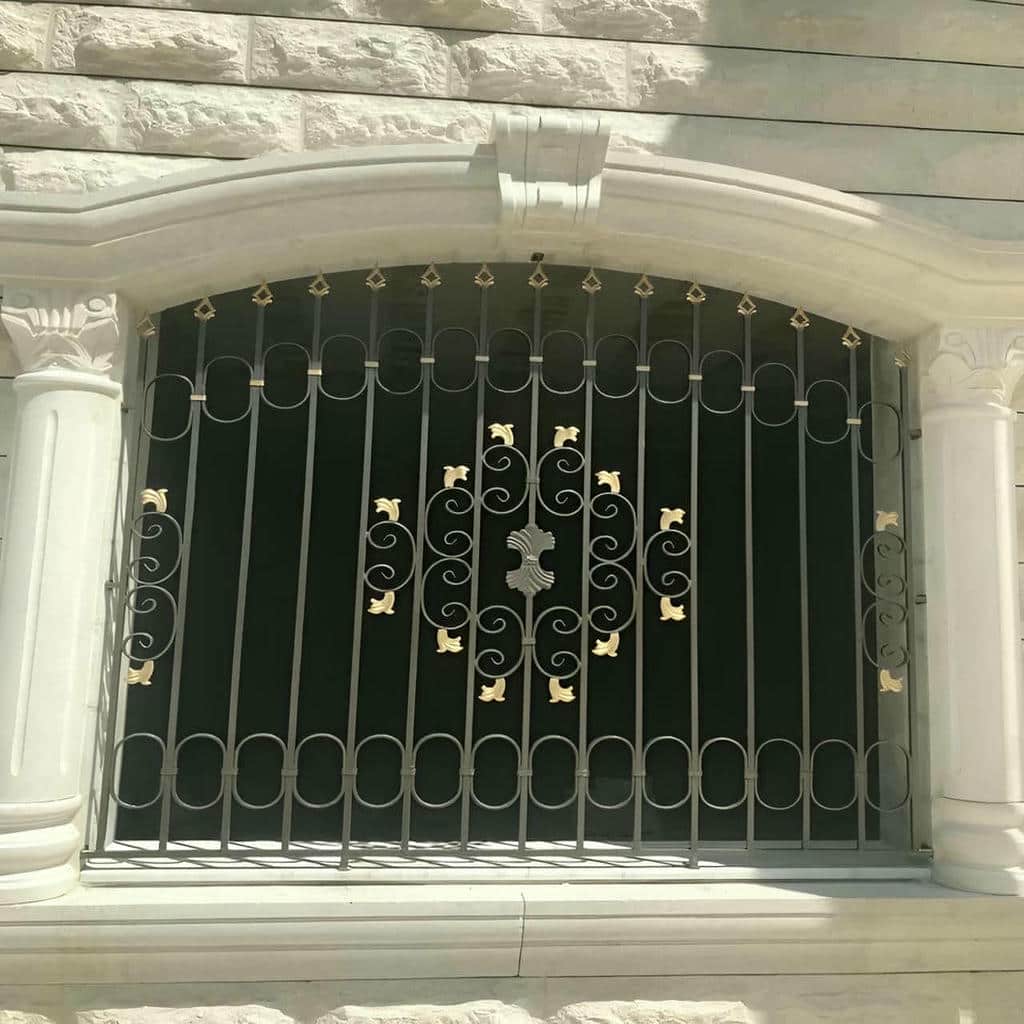 نرده پنجره سفید کنار دیوار مرطوب استان اصفهان
