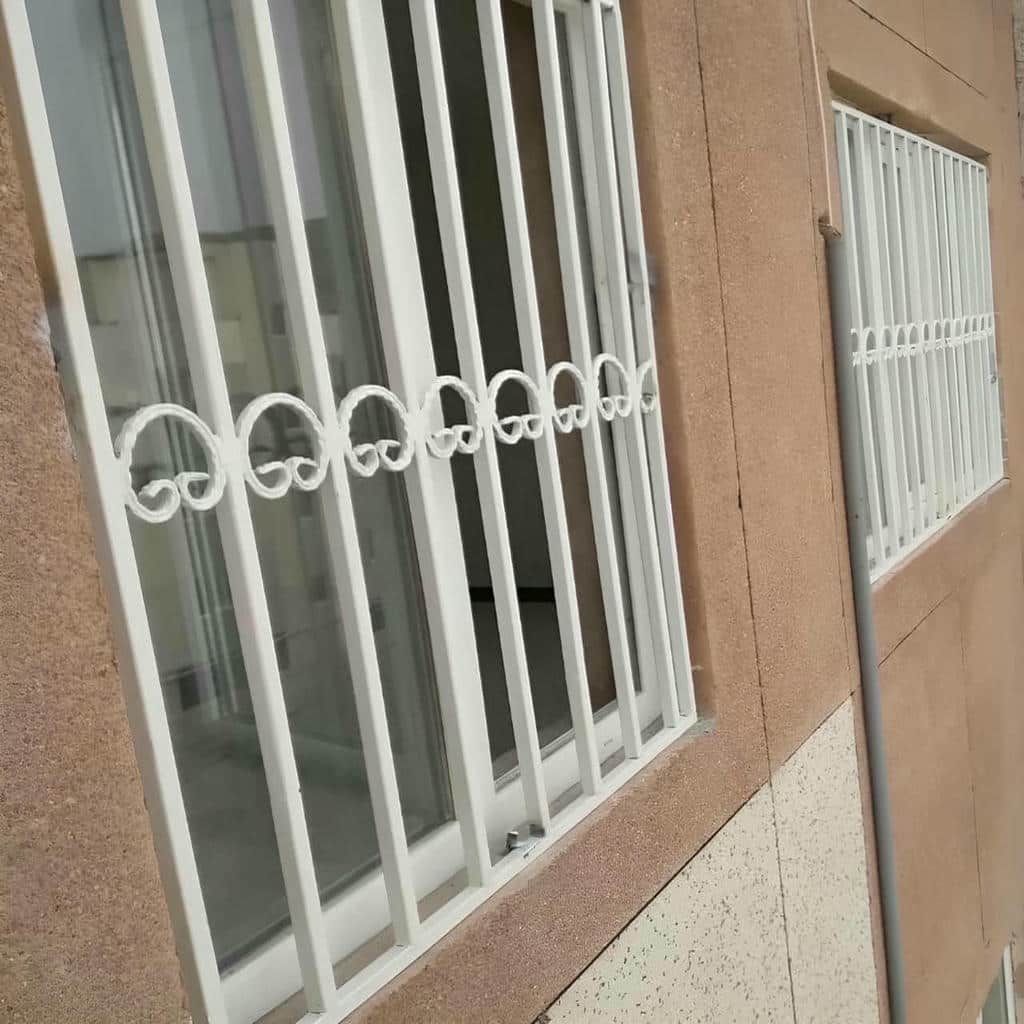 نرده پنجره فرفورژه با طرح گل ساده