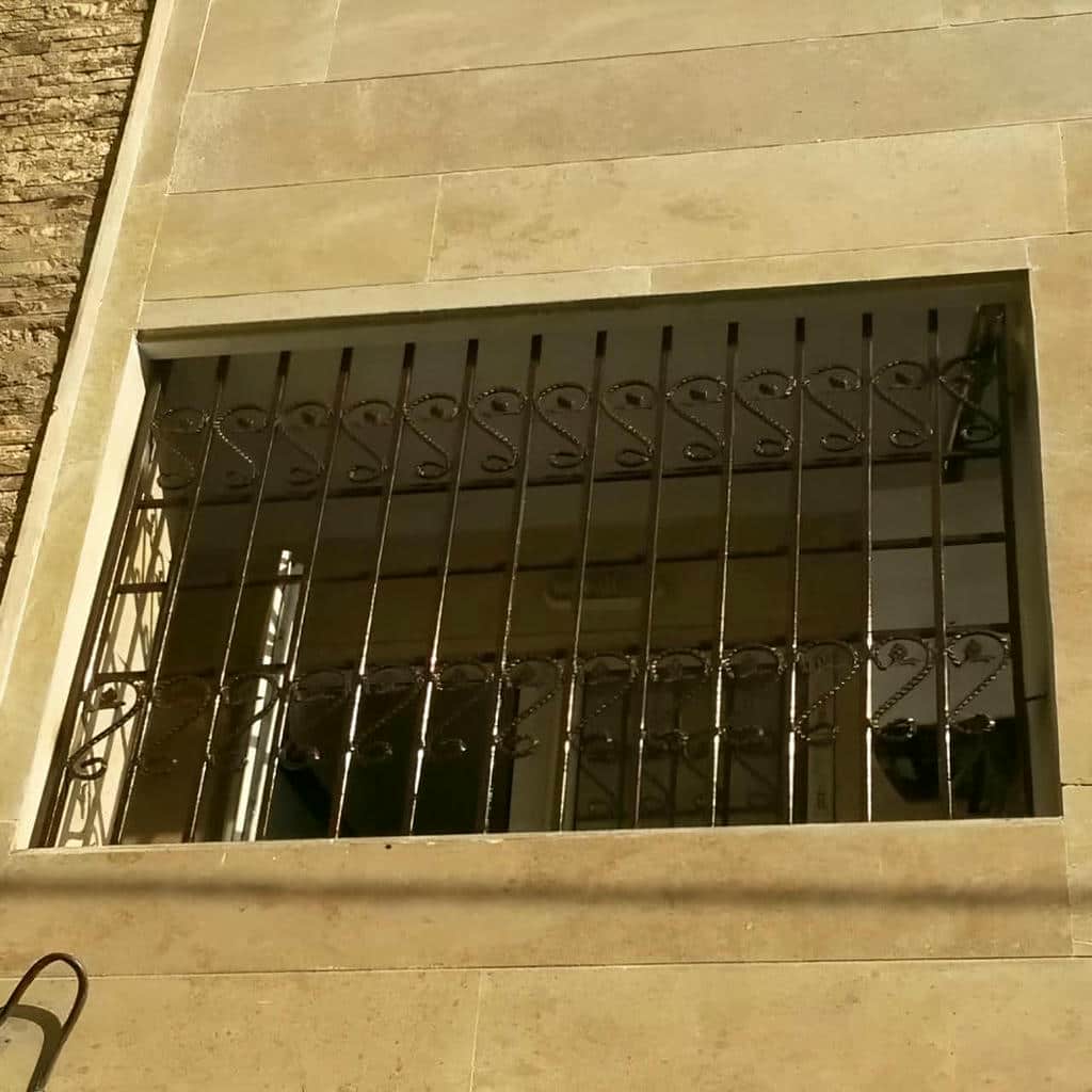 نرده پنجره فلزی با خطوط عمودی در قزوین