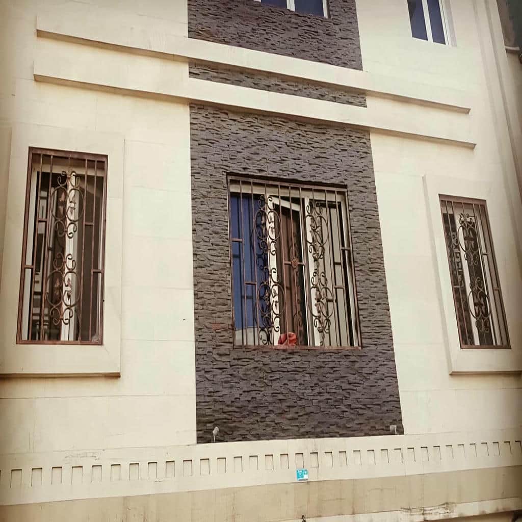 نرده پنجره فلزی با خطوط عمودی در گرگان